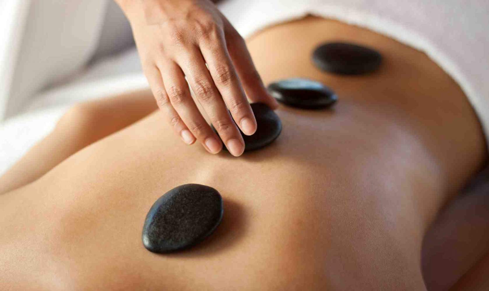 Massaggio con pietre calde